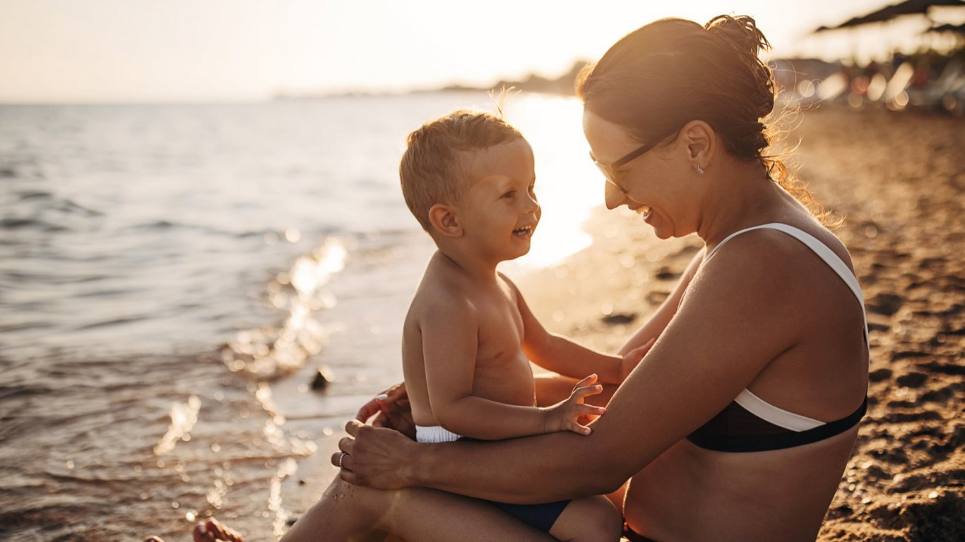 Слънцезащита за бебета и малки деца – какво трябва да знаем