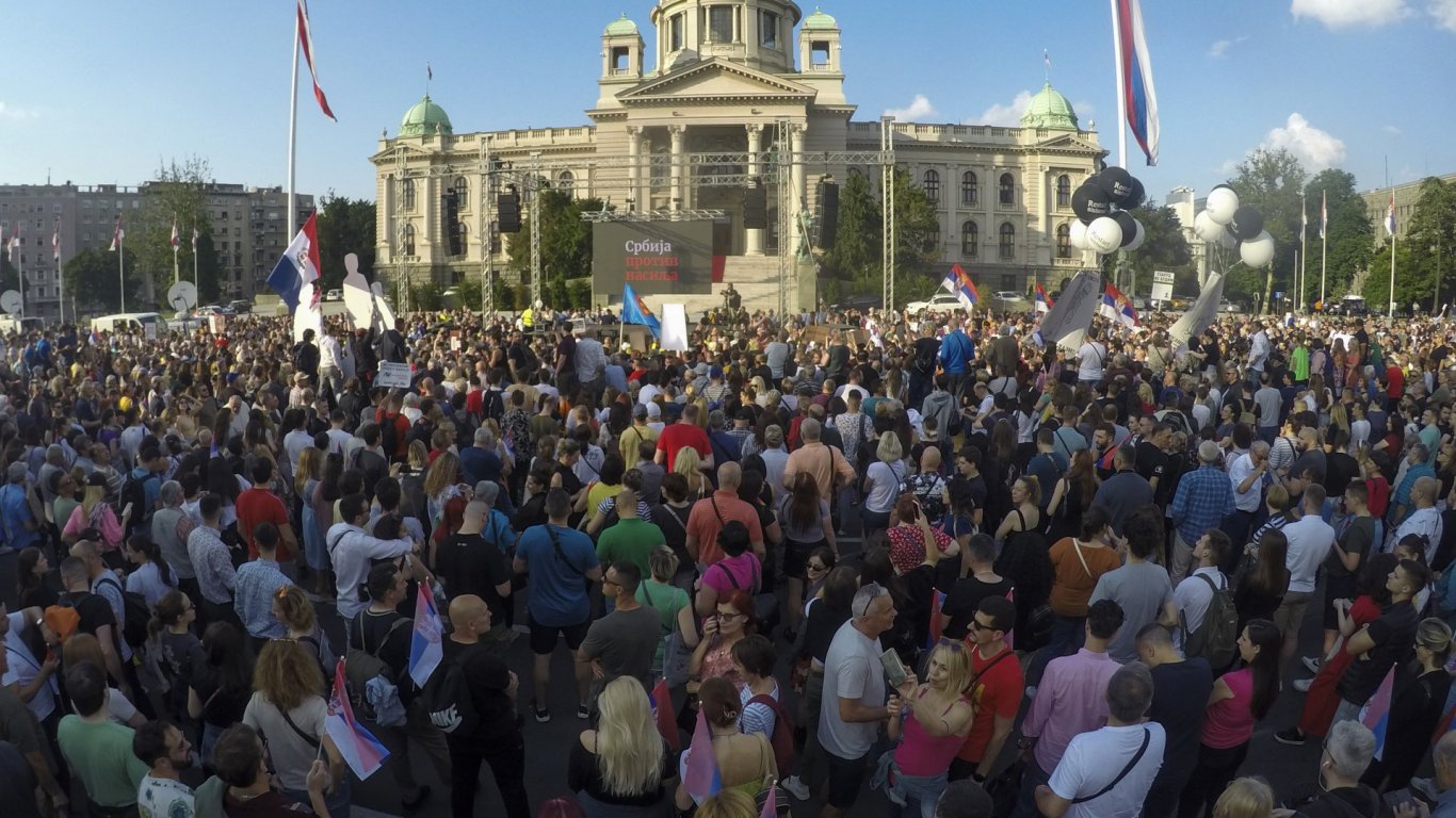 Десетки хиляди сърби отново протестираха срещу насилието