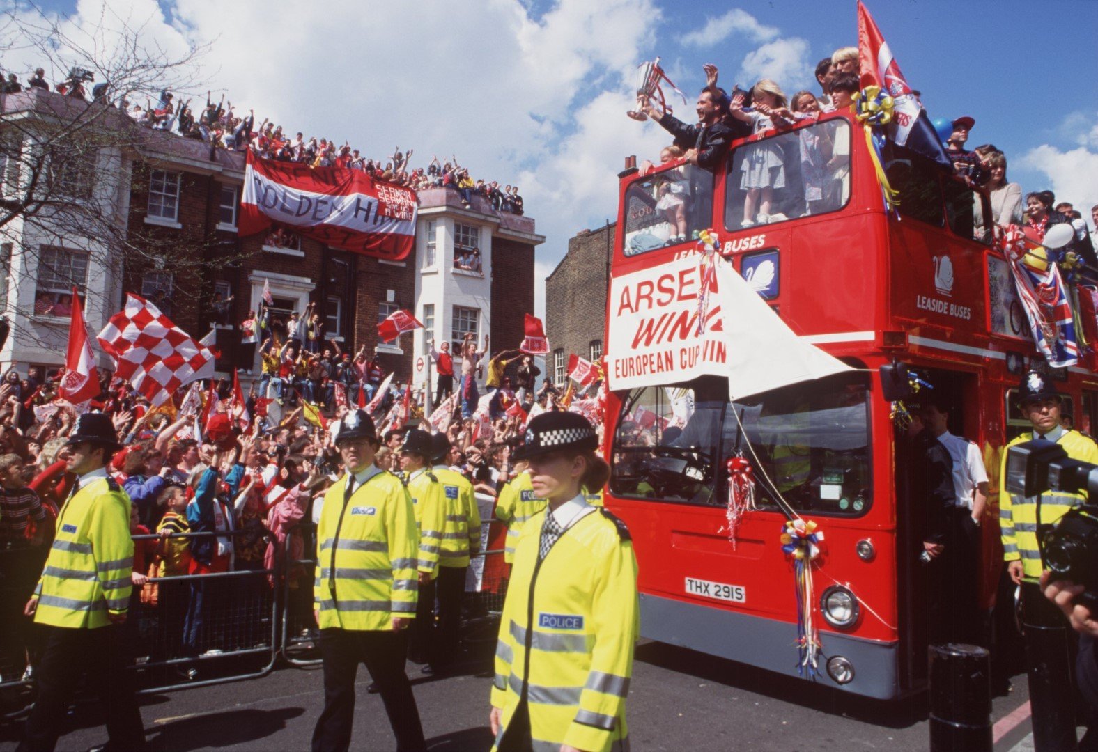 Арсенал показва гордо из лондонските улици Купата на носителите на Купи от 1994-а, спечелена във финала с Парма с 1:0