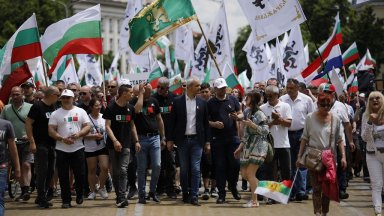 Вижте още снимки Двете политически формации искат оставката на правителството