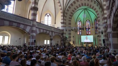 Стотици германски протестанти присъстваха на църковна служба, почти изцяло подготвена от изкуствен интелект