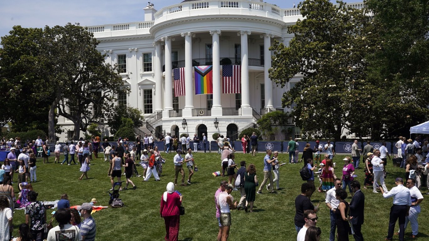 Хиляди на пикник в Белия дом: Байдън бе домакин на празненство за "прайд" месеца (снимки)
