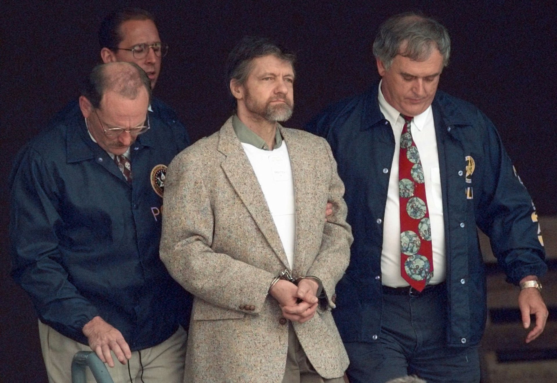 През април 1996 г. агенти на органите на реда арестуват Юнабомбър в хижата му