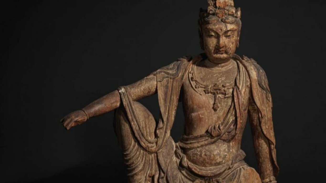Рядка китайска статуя на Буда е изложена на търг в Париж