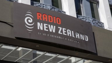 Радио Нова Зеландия RNZ което е финансирано от правителството но