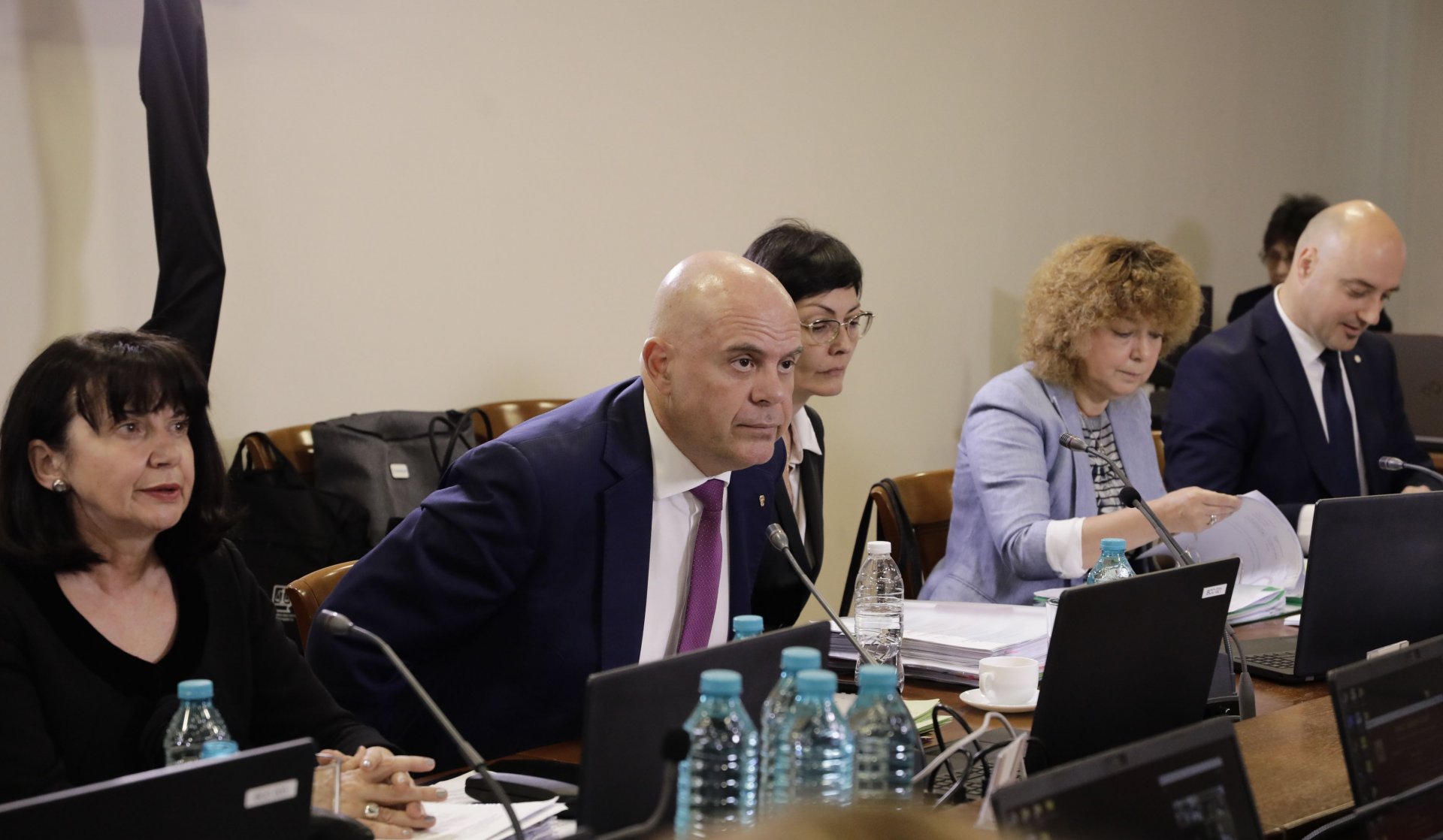 Иван Гешев при последното му включване на заседание на ВСС, вдясно е министър Атанас Славов