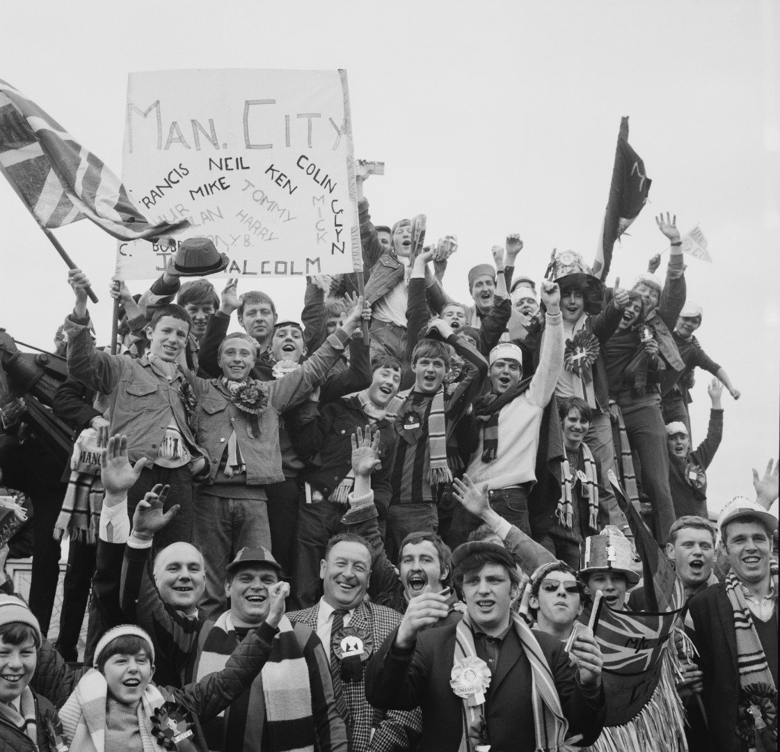 Феновете на Сити се тълпят за финала в Купата на лигата през 1970-а, а на плаката пише имената на играчите от състава