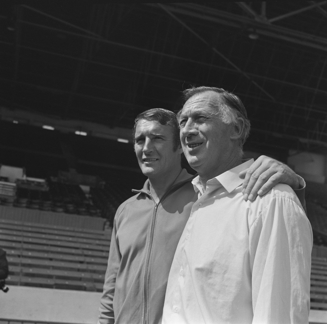 Джо Мърсър (вдясно) и асистентът му Малкълм Алисън, водачите на онзи отбор, спечелил четири трофея за по-малко от 2 години