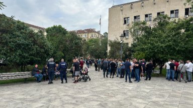 В събота и днес полицейски служители протестираха пред сградата на