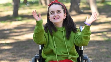 Със златни медали по плуване и куп смели мечти: Борбата на Ели въпреки инвалидната количка