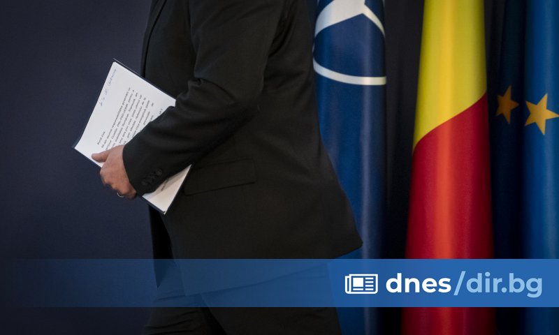 Съгласно процедурата оставката на Чука бе предадена на президента Клаус