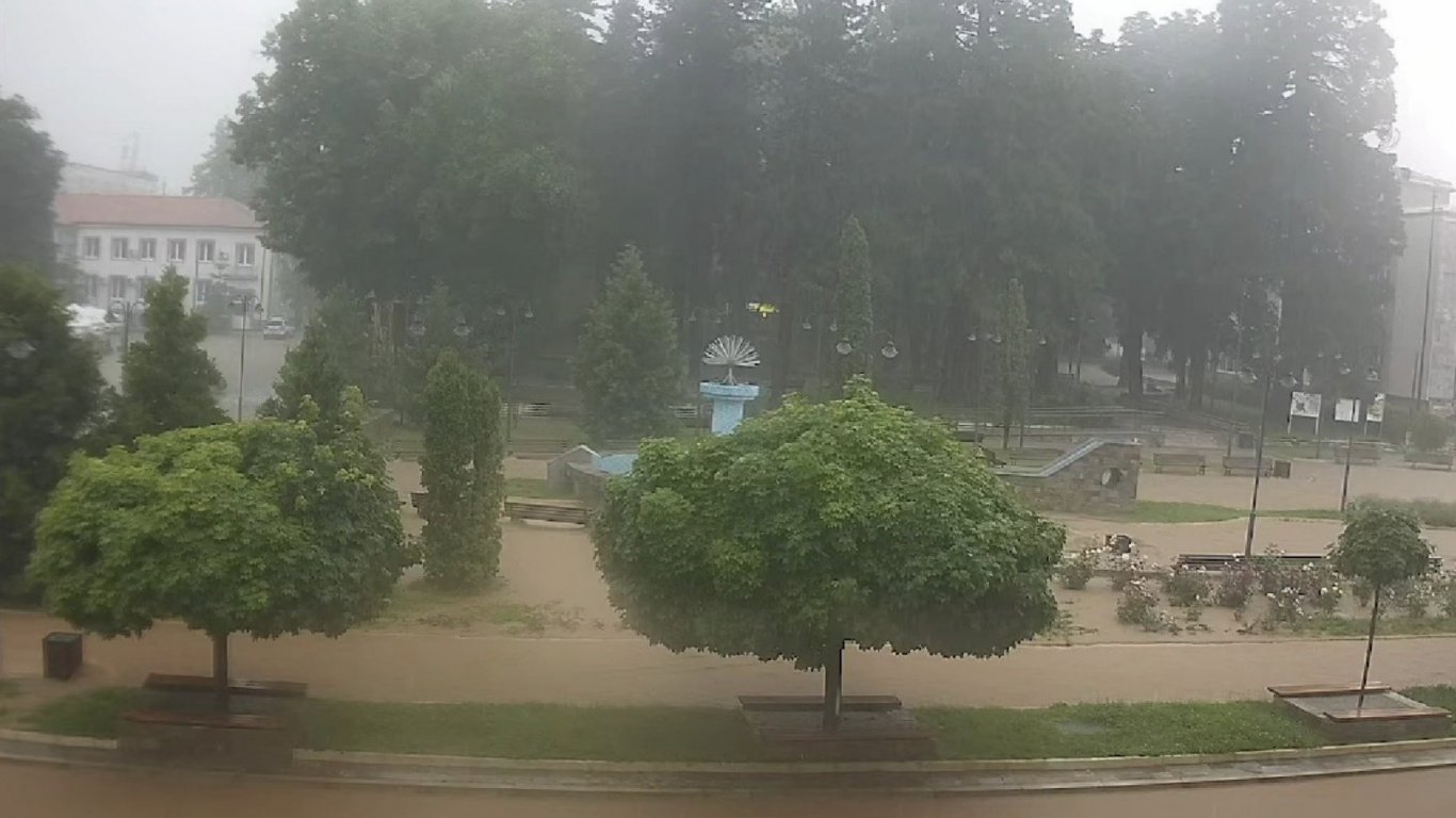 Наводнения на няколко места в страната, Берковица пак под вода, потопът влачи коли (снимки/видео)