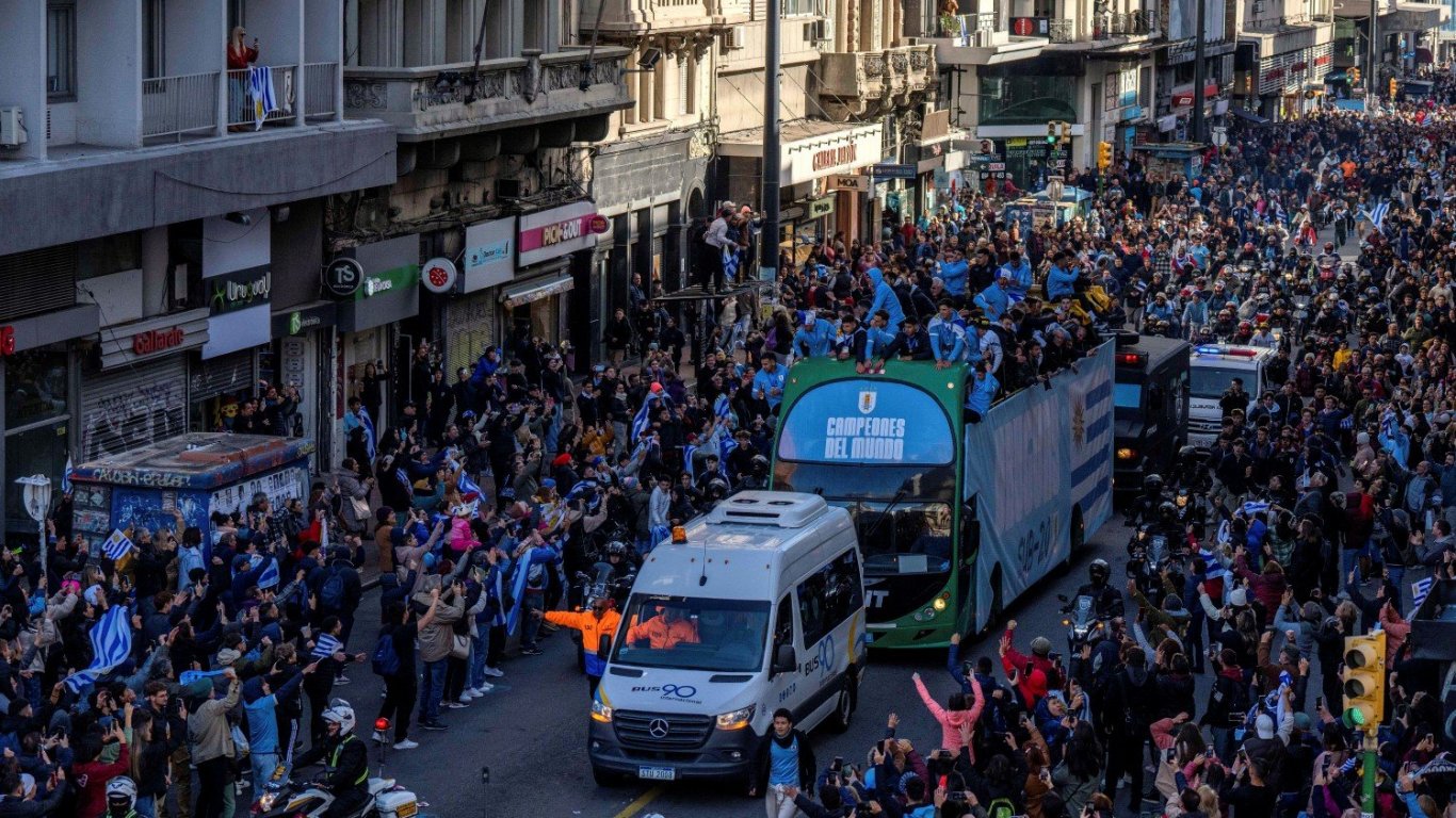 Хиляди по улиците на Монтевидео посрещнаха парада на световния шампион до 20 г.