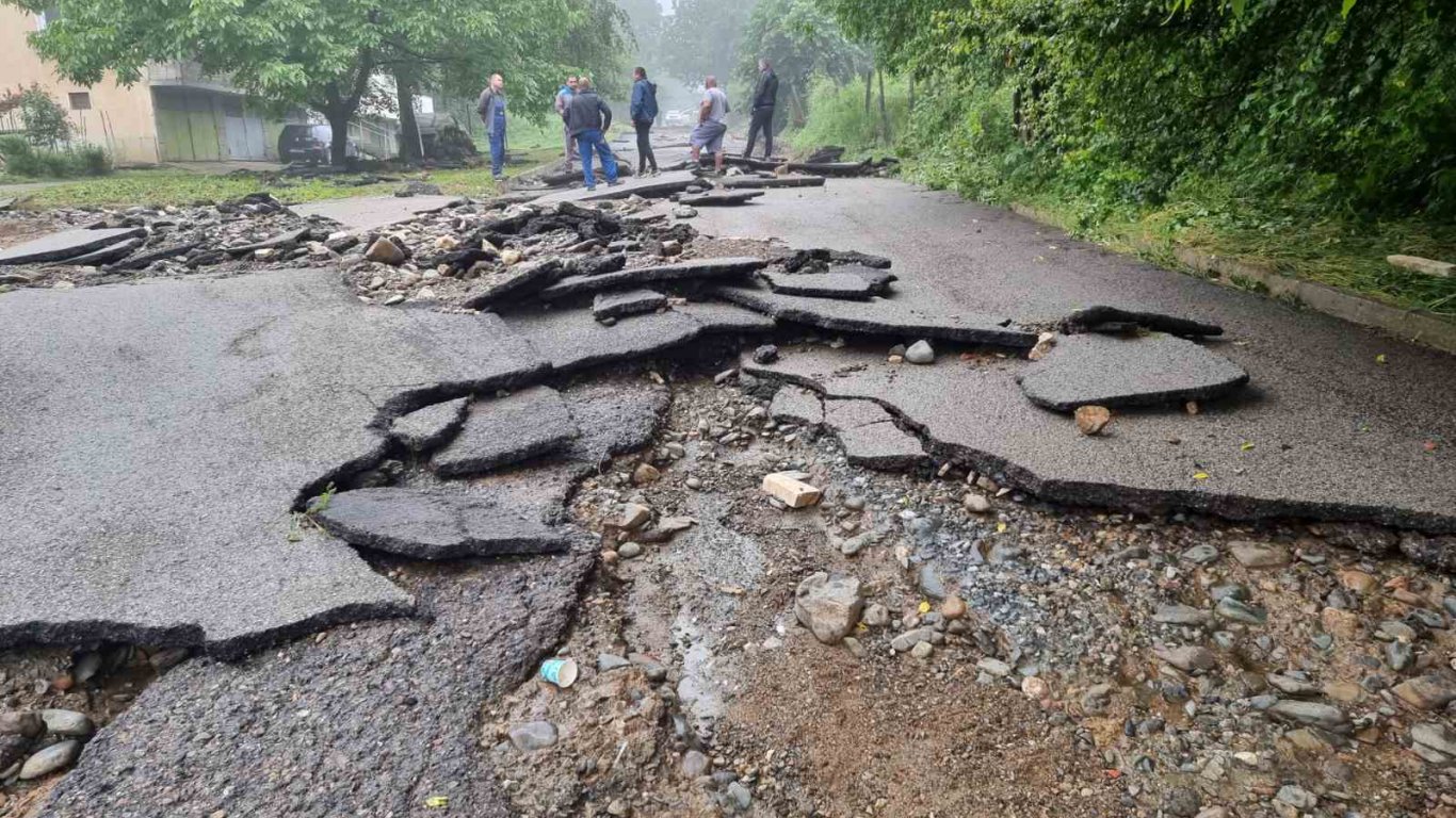 Разбити улици, влачени коли и кофи за смет и наводнени къщи след потопа в Берковица (снимки)