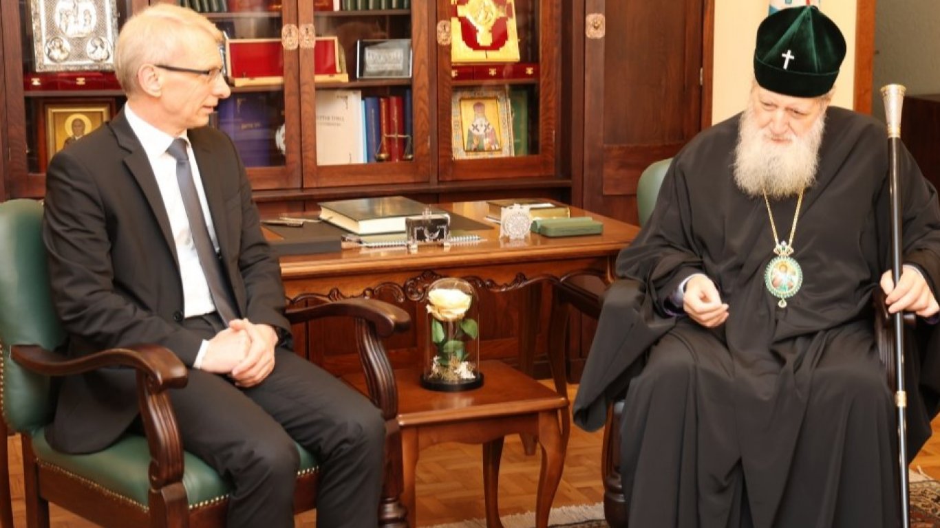 Патриарх Неофит прие на среща Николай Денков, обсъдиха въвеждането на религия в клас (снимки)