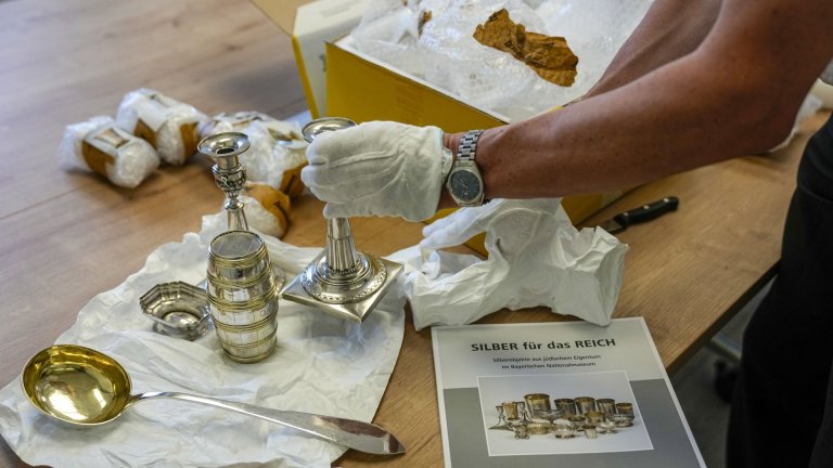 Сребърни предмети, отнемани от нацистите от еврейски семейства, се връщат на техни наследници