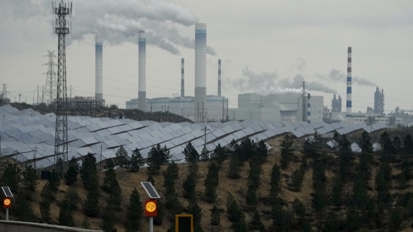 Големите добивни компании поемат само "на хартия" ангажименти за нулеви емисии