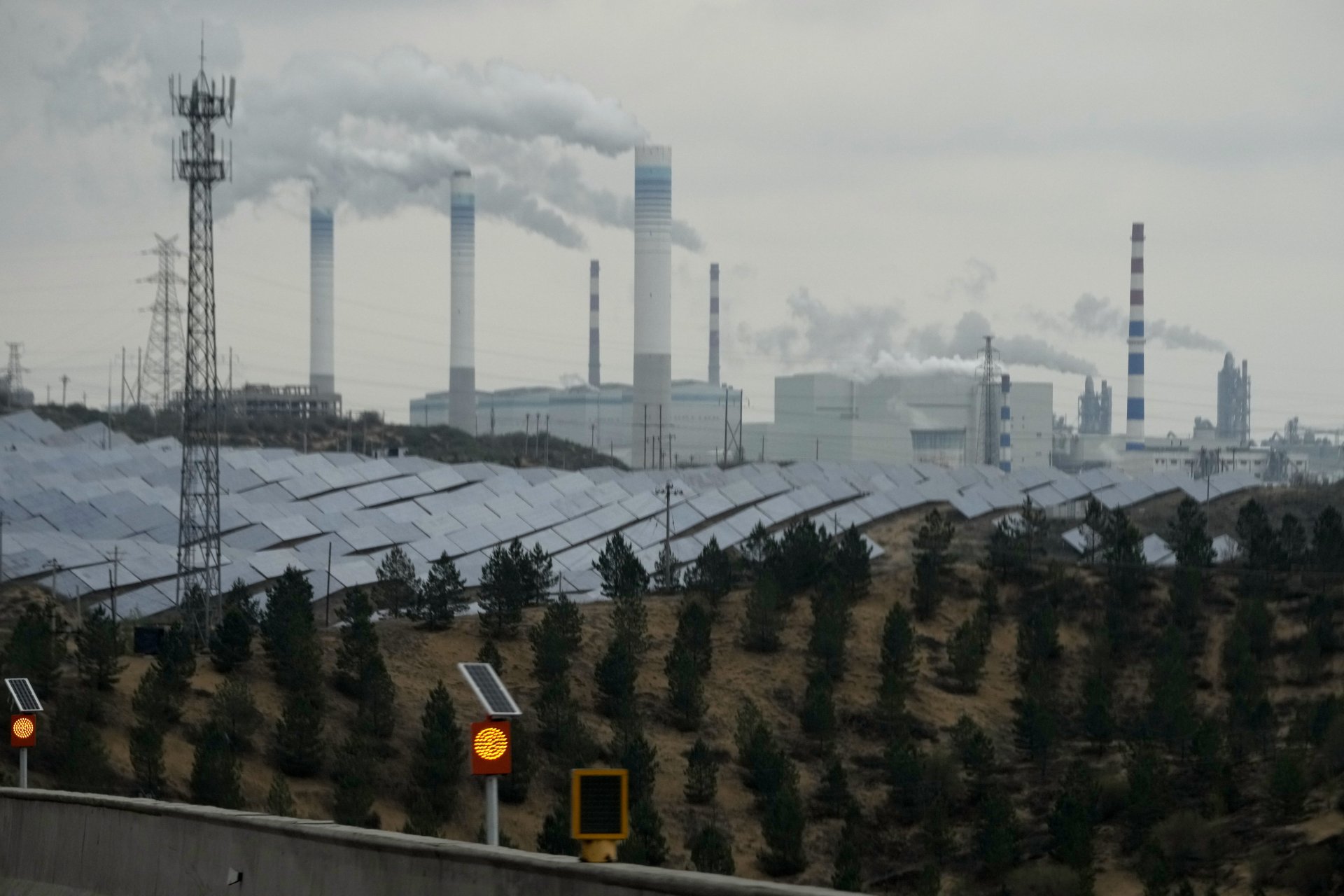 Соларни панели на фона на електроцентрали на въглища - често срещана картина в Китай