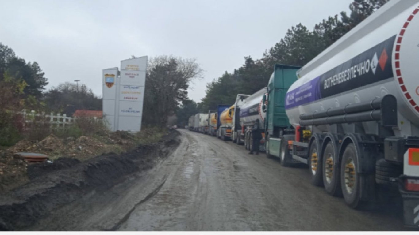 Опасно километрично задръстване от камиони затруднява движението на ГКПП Кардам 