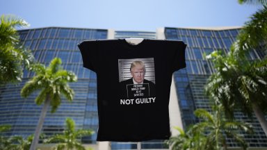 Агенцията отбелязва че заклетите привърженици на милиардера все така са