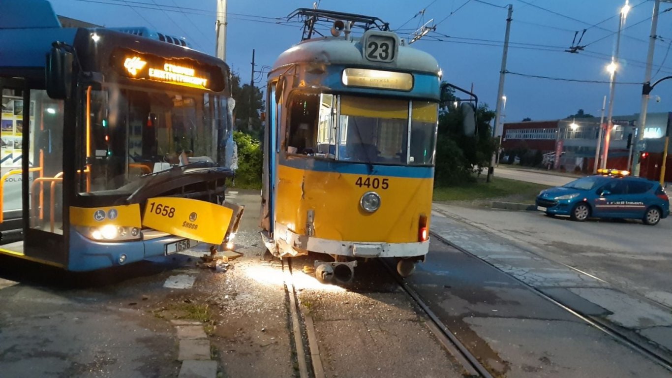 Трамвай и тролей се удариха на кръстовище в столичен квартал