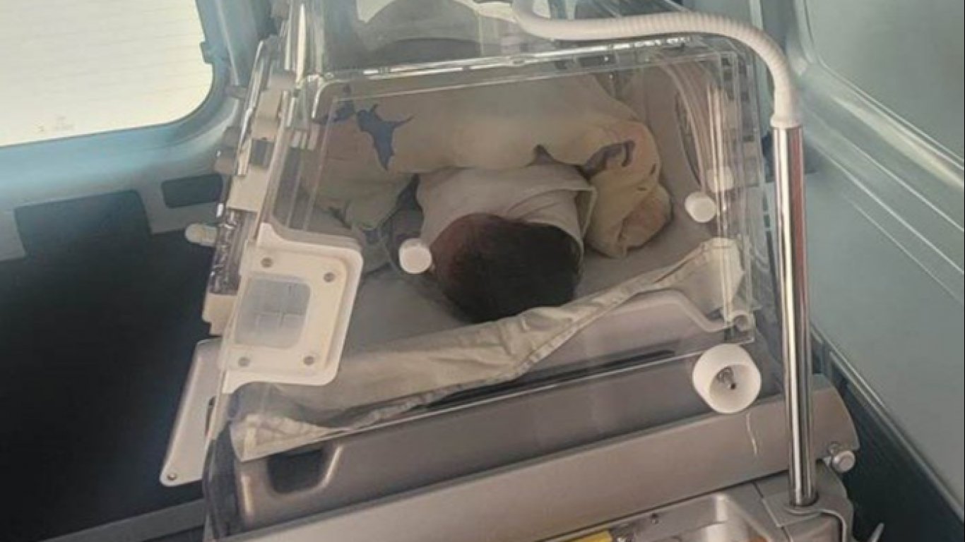 Спасиха родено в 7-ия месец бебе с неонаталната линейка, купена с пари от капачки