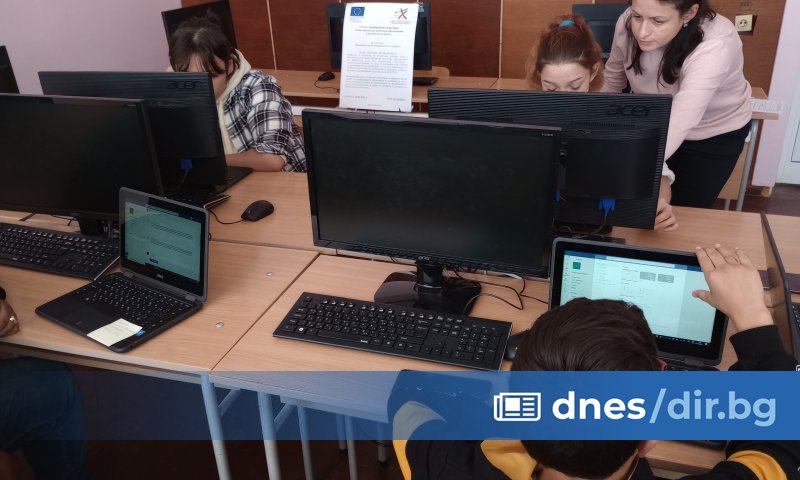 Той е финансиран от Оперативна програма Наука и образование за