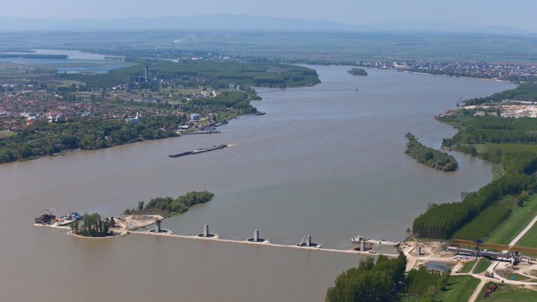 10 мигранти са били открити в български бус в румънския град Калафат