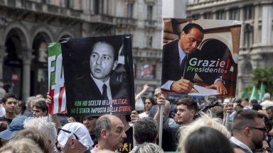 Отвън се намират хиляди почитатели на Берлускони които от ранни