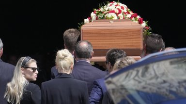 Траурната церемония започна в 16 часа като в храма са