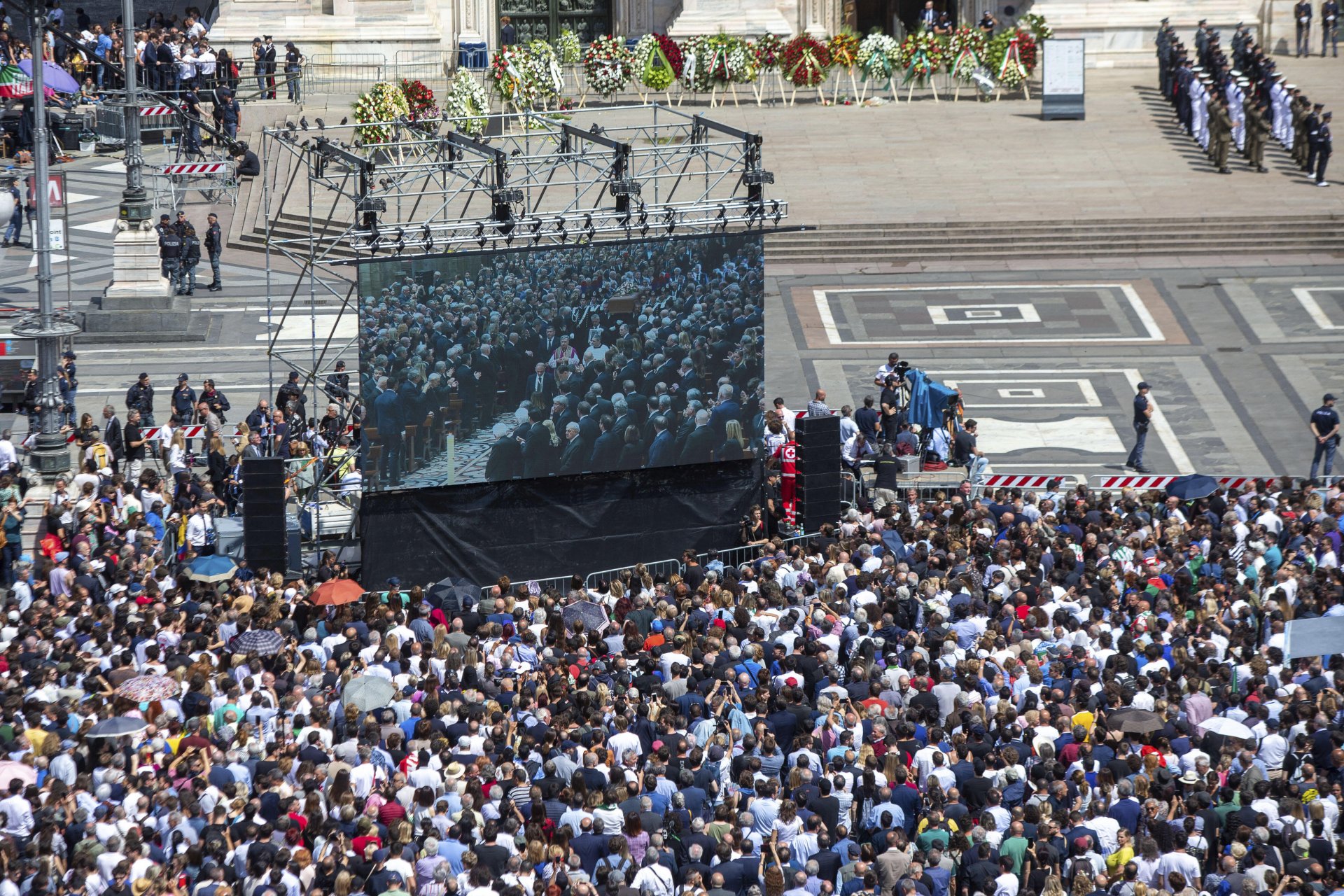 два гигантски екрана позволяваха на хората да следят погребението от площада