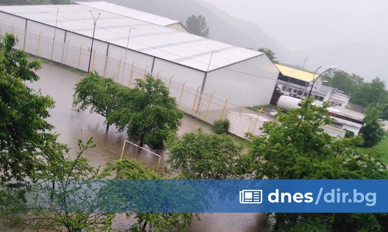 Подадени са десетки сигнали, казаха от общината.
Очаква се да бъде