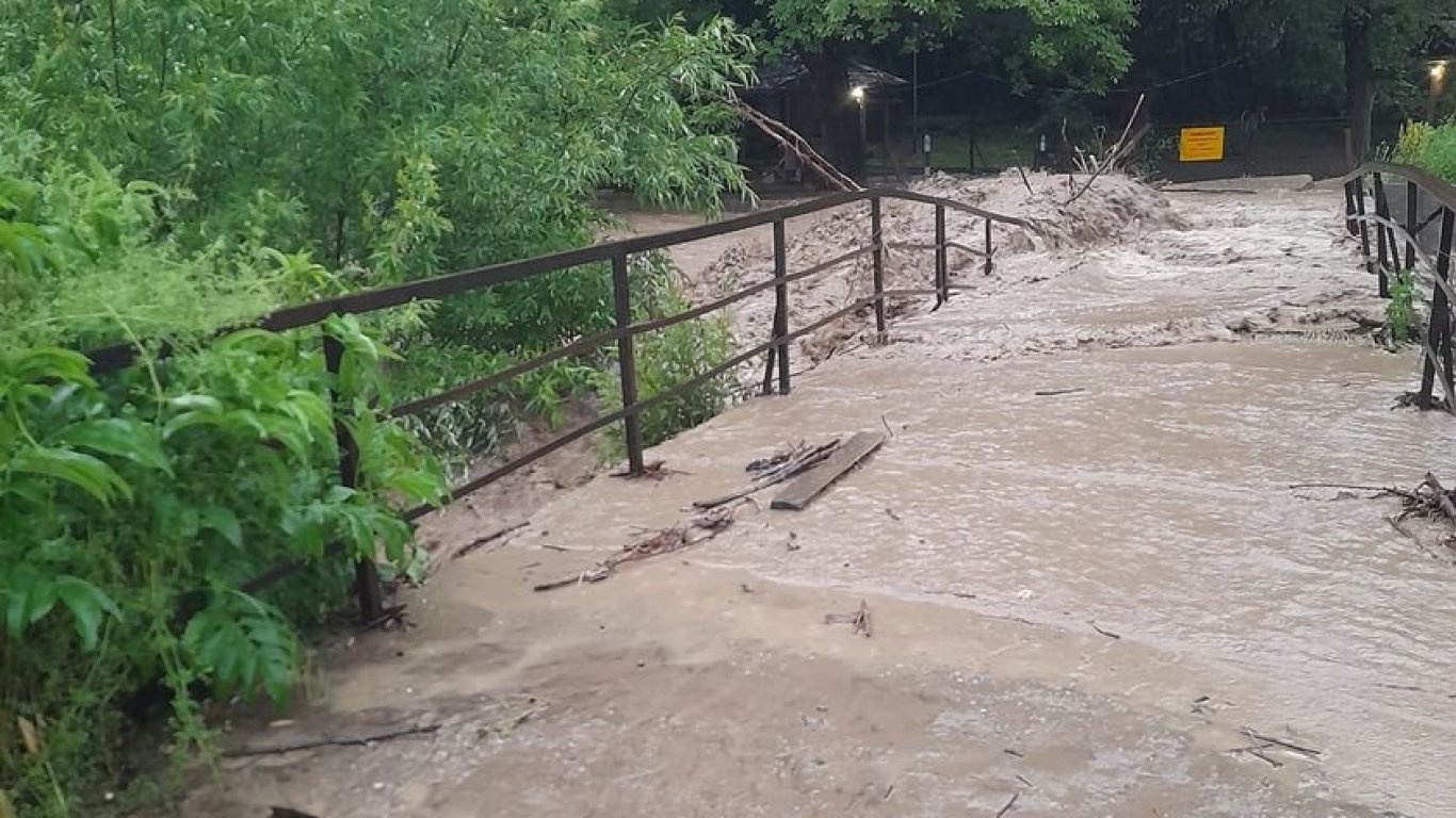 Водно бедствие и в Етрополе: Отнесени мостове, наводнени къщи, реките в района преливат (видео)