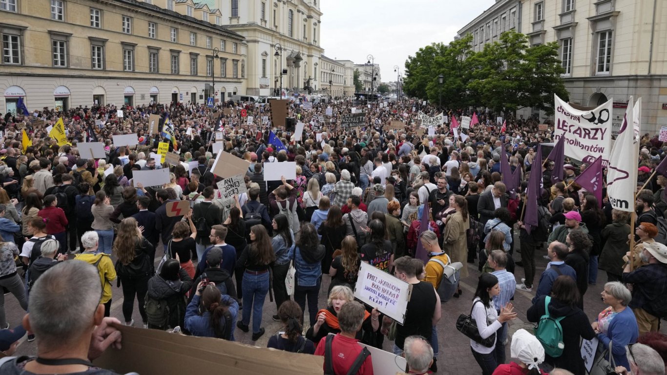 Хиляди протестираха на площадите в Полша заради починала в болница бременна жена (снимки)
