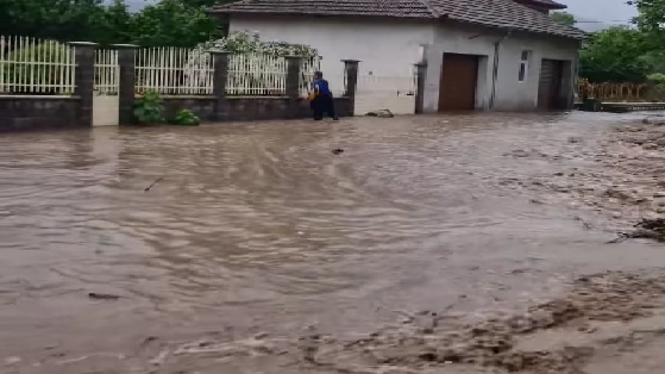 След потопа в Етрополе: Градът може да остане без вода, местните не помнят такова бедствие