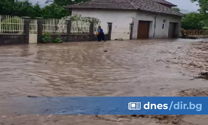 Няма данни за пострадали или бедстващи хора, но обстановката остава