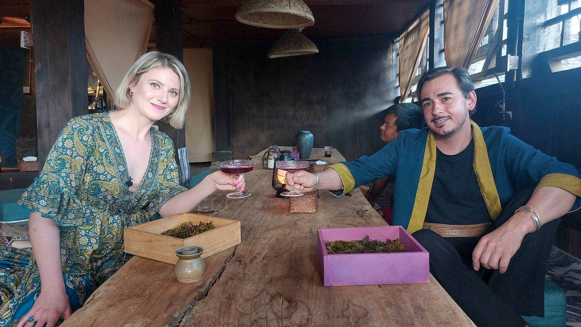 Юлия Владимирова и JC от Бордо в неговия мистичен и мистериозен клуб-бар в сърцето на джунглата в провинция Юнан