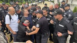 Лидерът на "Боец" опита да пробие полицейския кордон пред НС (снимки/видео)