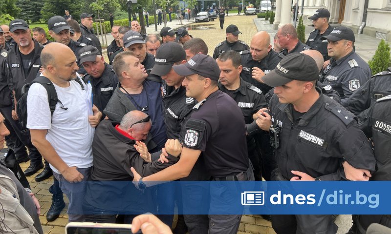 Снимка: БТА По думите му, борбата с мафията тепърва започва.
Малко