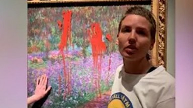 Екоактивисти заляха с боя картина на Моне и се залепиха за рамката й в музей в Стокхолм