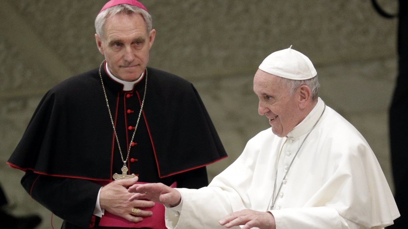 Папа Франциск отстрани от Ватикана автор на скандална книга за интригите с Бенедикт