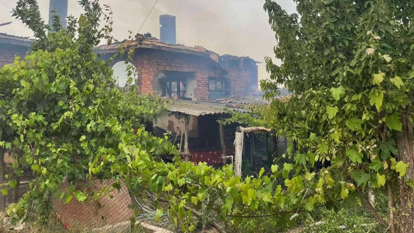 Съсед спаси 3-годишно дете от горяща къща, подпалена след игра с кибрит