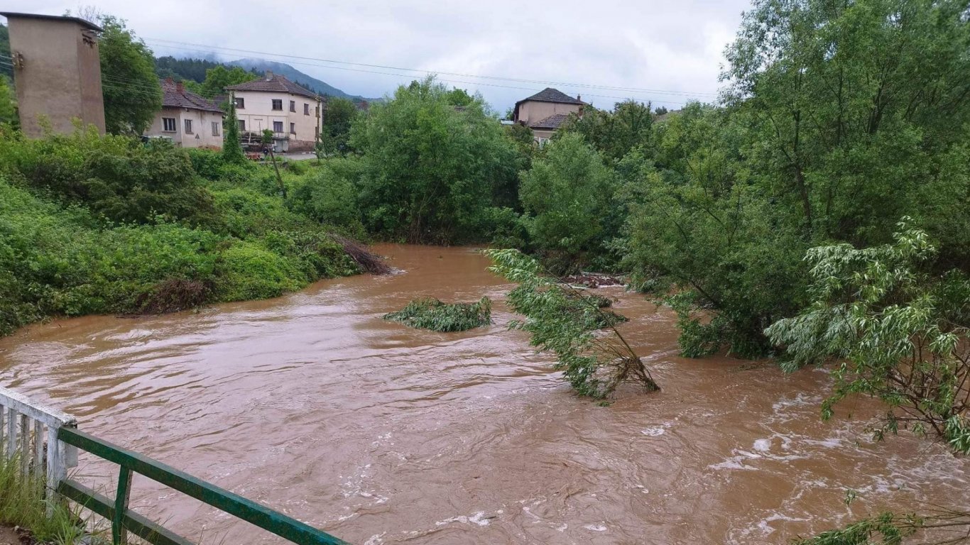 Водна стихия отнесе път край Ружинци, Бухово под вода, аварийно изпускат язовири (видео/снимки)                     