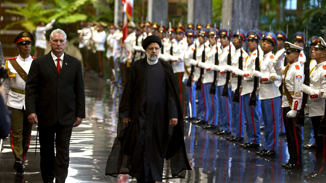Куба и Иран се хванаха за ръце срещу "империализма на янките"