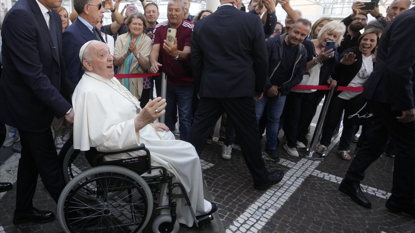 Папа Франциск бе изписан от болницата след претърпяната коремна операция