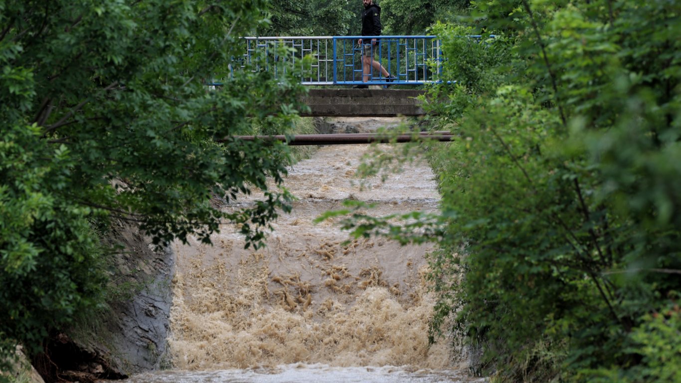 Обстановката в Северозападна България е усложнена, има язовири пред преливане (видео)