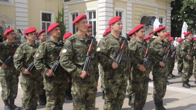 С осигуряването на увеличението на основните възнаграждения на военнослужещите и