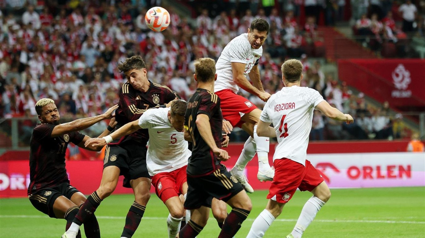 С 1 гол от 2 удара: Полша излъга Германия в бенефиса на местна легенда