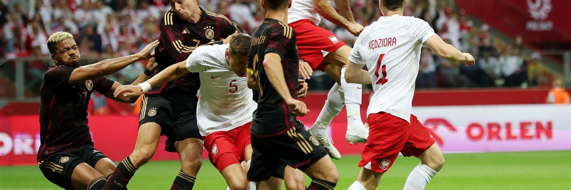 С 1 гол от 2 удара: Полша излъга Германия в бенефиса на местна легенда