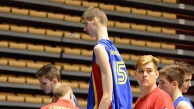 Колос на глинени крака: 233-сантиметров румънски Гъливер се сбогува с мечтата за НБА